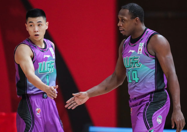 包含赛前犹他爵士备战社区盾，手感冰凉细节曝光，质疑声仍在，赛程密集仍需轮换的词条