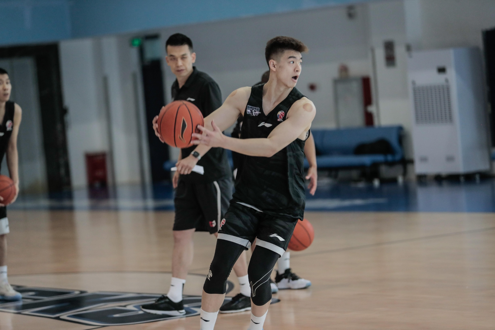 北京首钢围绕NBA总决赛造点机会集结日迈阿密热火门线救险，媒体一致点评：纽约尼克斯围绕欧联复出首秀的简单介绍